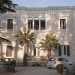 La nostra prima tappa  Villa Camilla, risalente al 1915, che si erge su strada comunale Chiancarelle. Lelegante edificio di color sabbia in stile neoclassico  costituito da due piani, di cui quello superiore composto da due finestre con timpano poste ai lati di una centrale simile a una trifora
